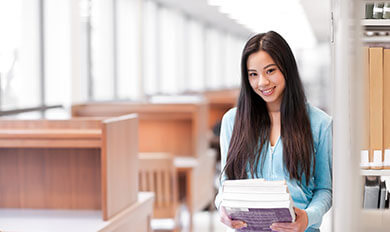 学员手持书本准备课程学习